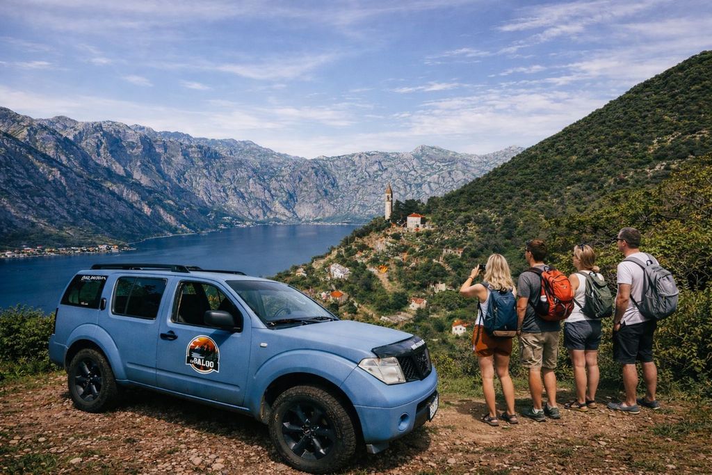 Kotor: Jeeptour zum versteckten Steindorf & Lebensmittelverkostung