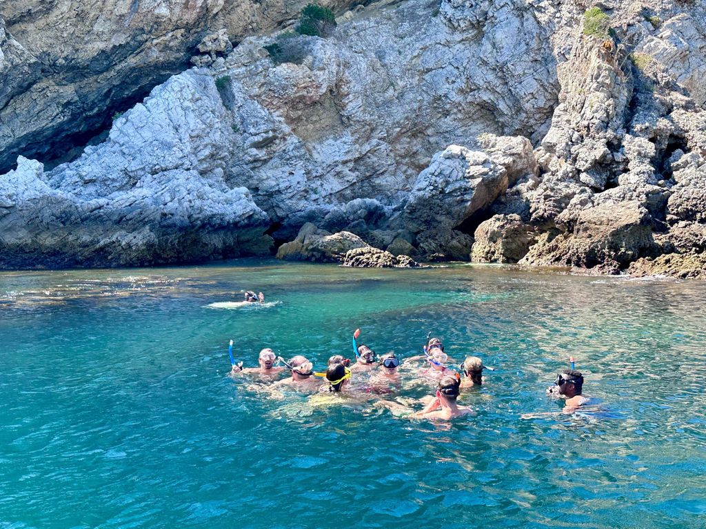 Sesimbra: Schnorchel-Tour durch wilde Strände und Höhlen