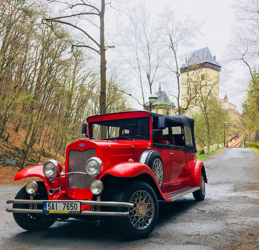 Prag: Märchenschloss Karlstejn im Retro-Auto
