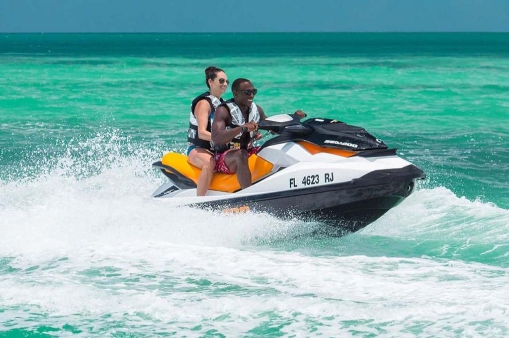 Arabische Jetski-Tour bei Sonnenuntergang – Wellen unter dem orangefarbenen Himmel