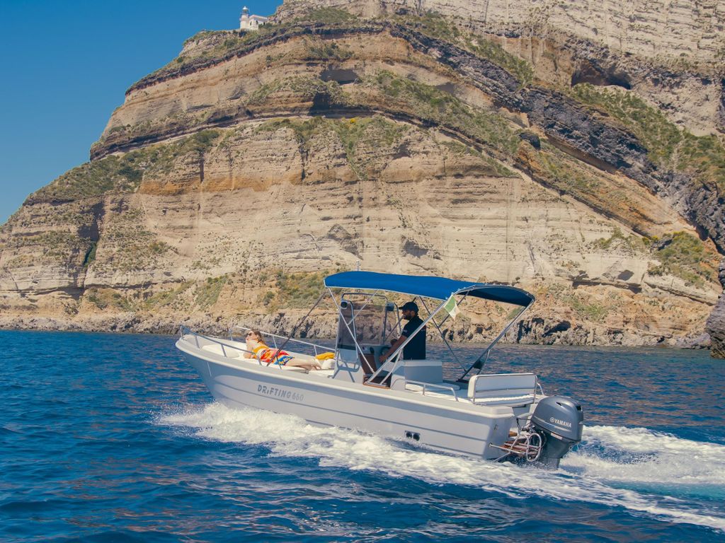 Insel Ischia: private Ganztagestour mit dem Boot auf dem Conero 6,6m