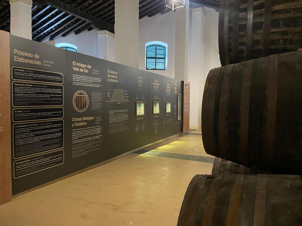 Besuch einer jahrhundertealten Weinkellerei im Zentrum von Jerez