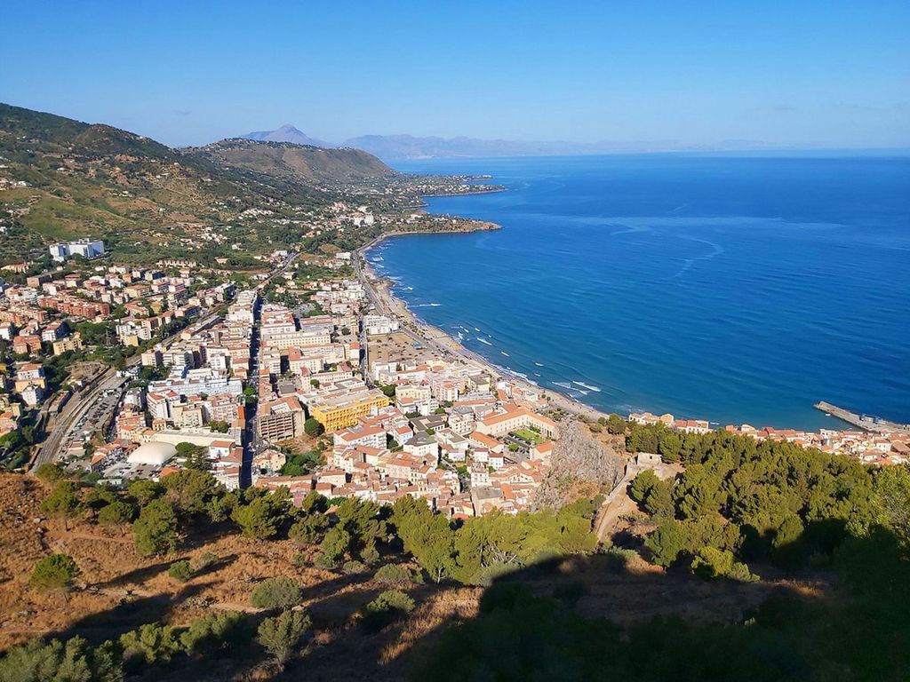Cefalù: Archäologischer Park La Rocca Private Tour