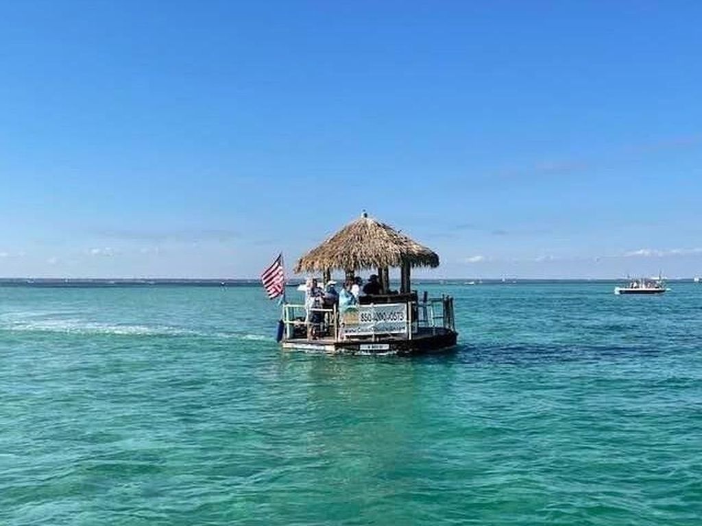 Destin: Tiki-Bar-Bootstour mit 360°-Blick auf den Hafen