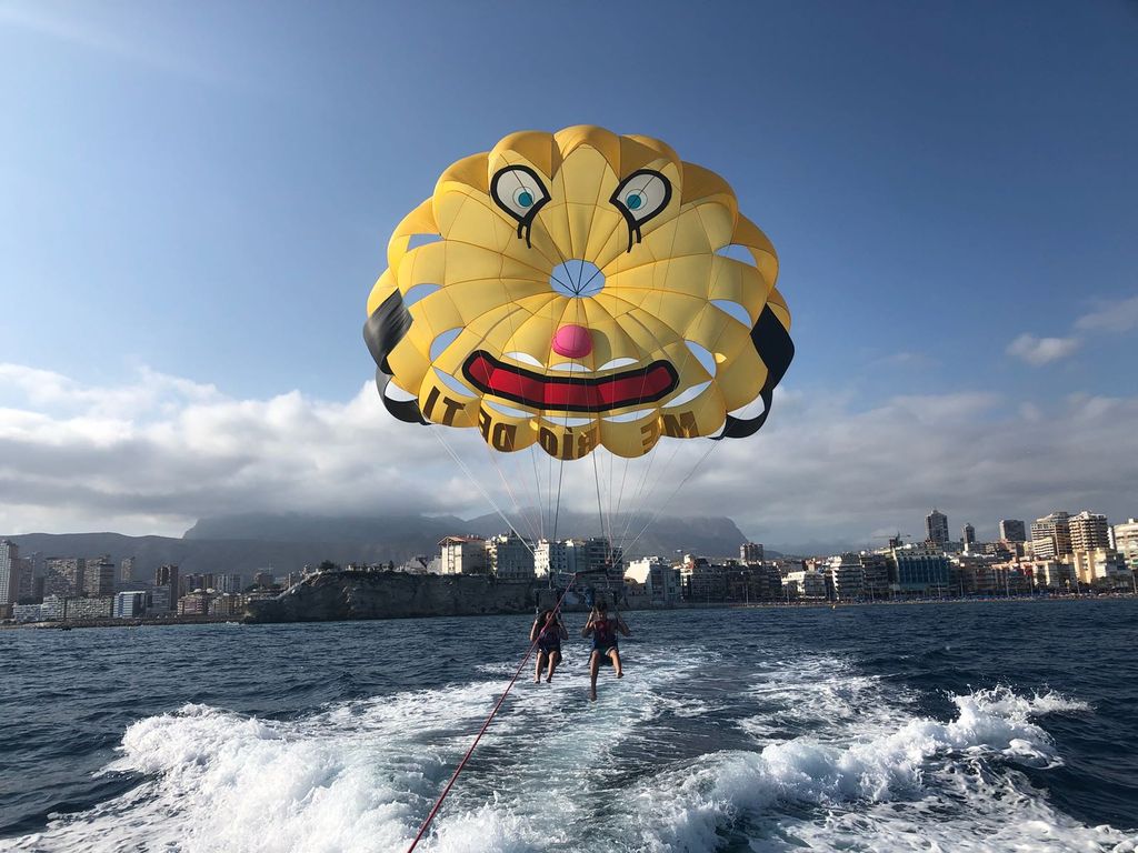 Benidorm: Parasailing-Bootsfahrt mit Blick auf die Costa Blanca