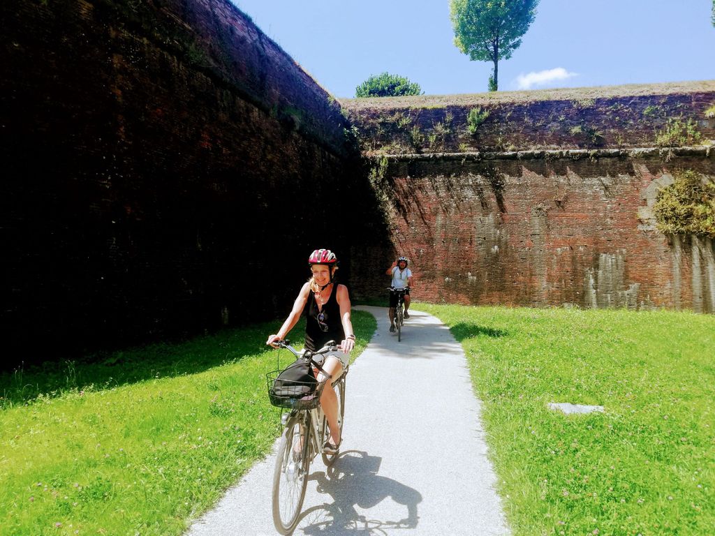 Private Sightseeing-Tour durch Lucca mit dem E-Bike oder Citybike