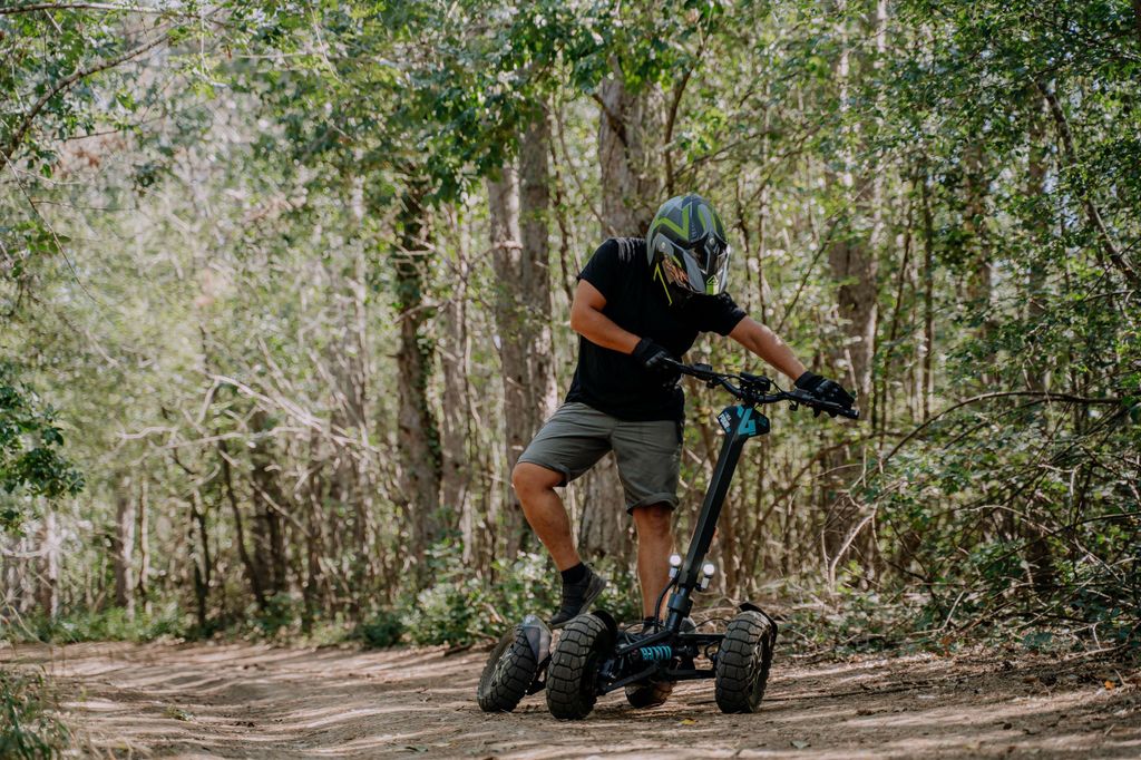 Weliko Tarnowo: Offroad-Abenteuer mit dem E-Scooter-Geländewagen