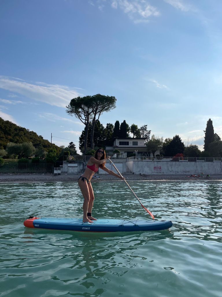 Gardasee: SUP-Unterricht bei Sonnenuntergang in der schönen Bucht von Pisenze