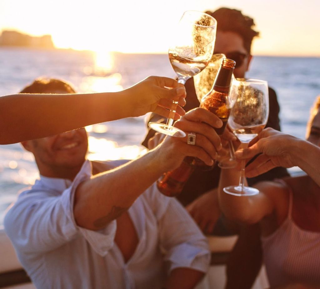 Mykonos: Katamaranfahrt in kleiner Gruppe nach Delos & Rhenia