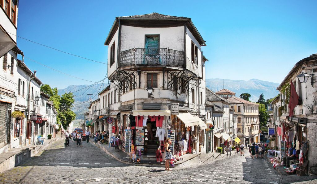 Von Tirana & Durres: Private Tour durch Gjirokaster & Blue Eye