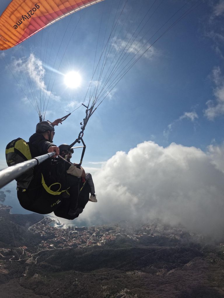 Budva: Tandem-Paragliding mit zertifiziertem Piloten
