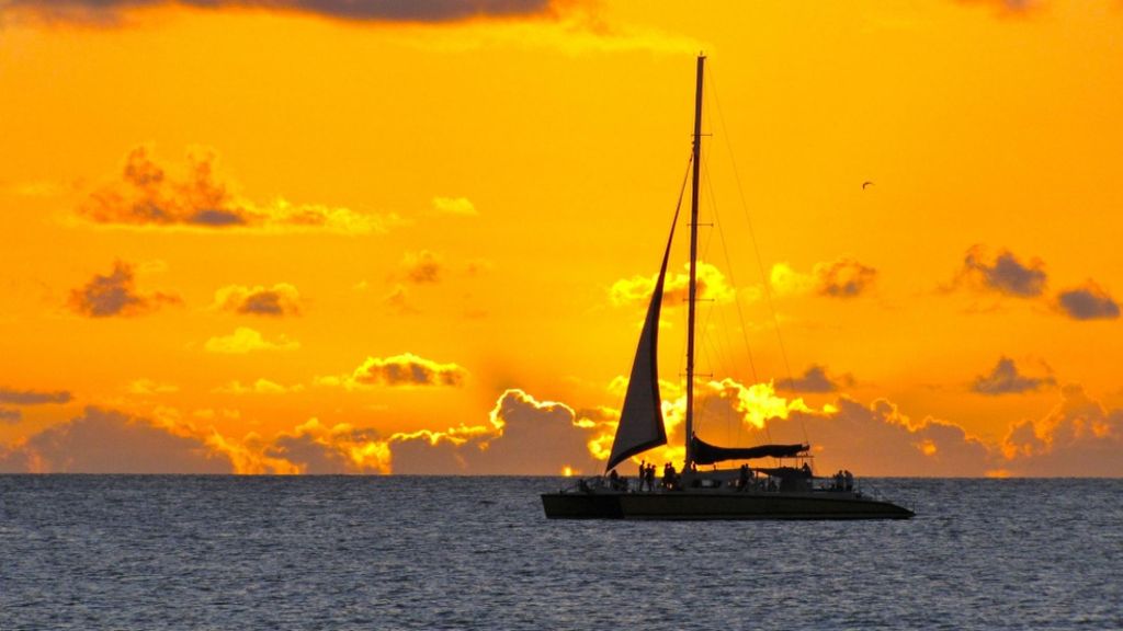 Cambrils: Costa Dorada Sonnenuntergangs-Katamaranfahrt mit Getränken