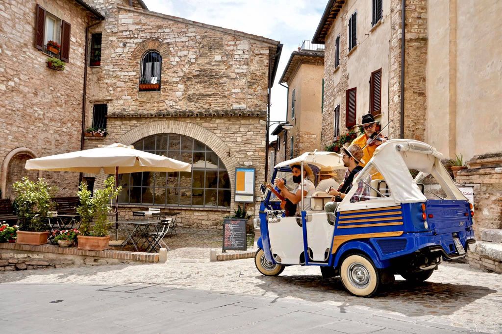 Weintour durch Spello mit dem Tuk-Tuk – auf Englisch oder Italienisch