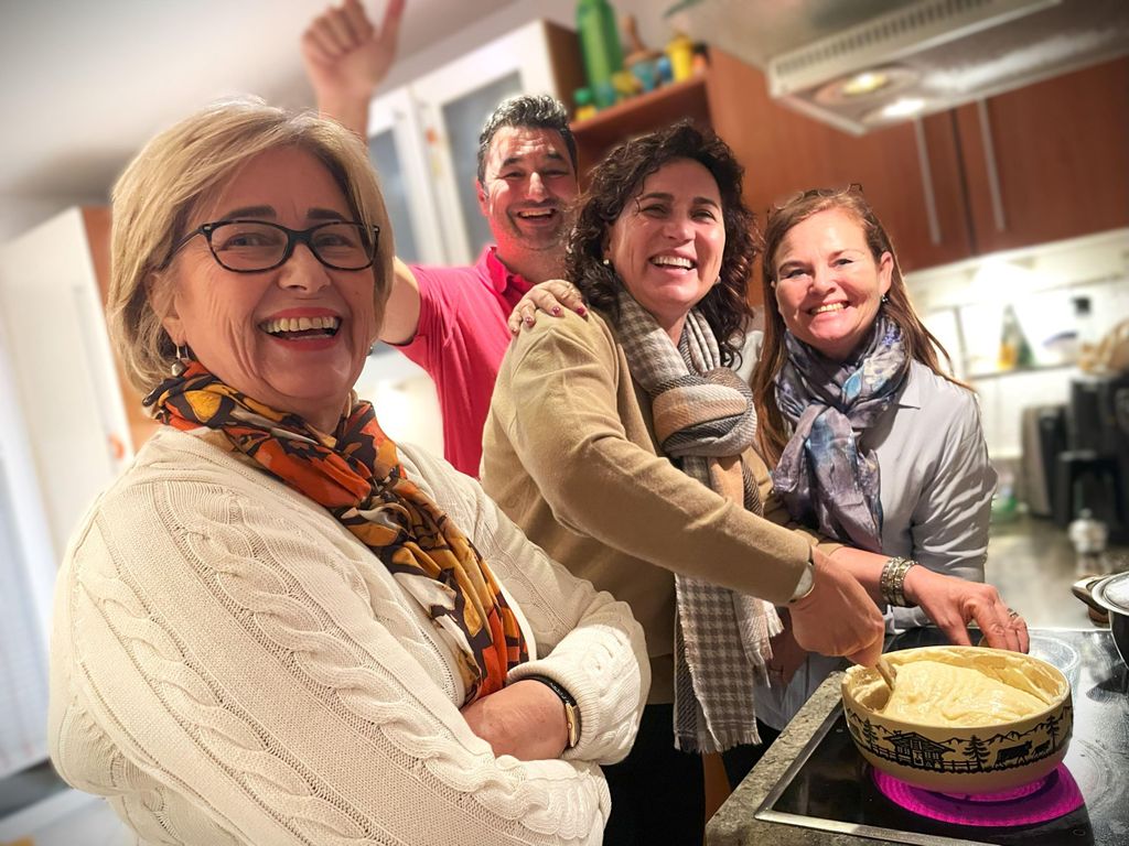 Traditionelles Schweizer Abendessen: Käsefondue, Vorspeisen/Dessert