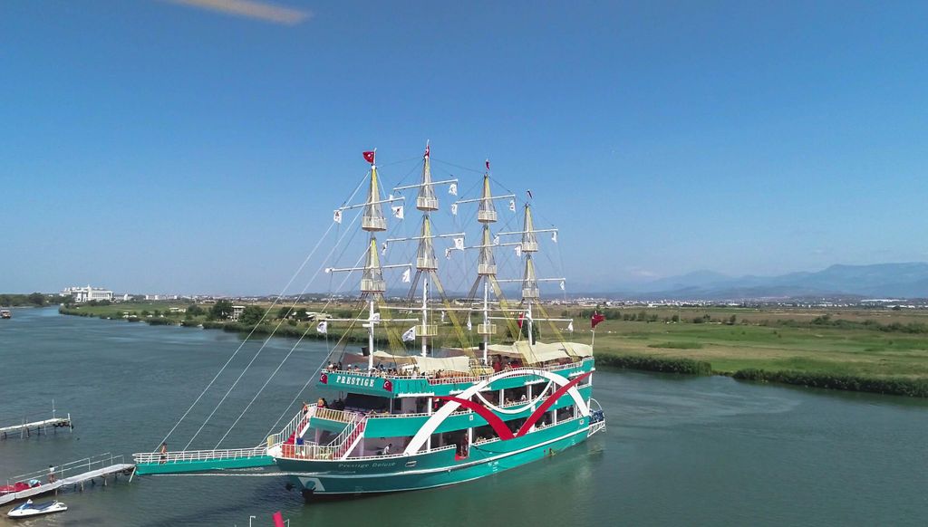 Von der Stadt Side aus: Ganztägige Manavgat Bootstour mit Transfer