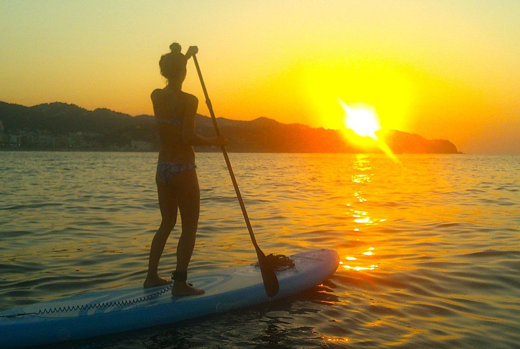 Lloret de Mar: Paddle-Board-Tour bei Sonnenaufgang mit Lehrer