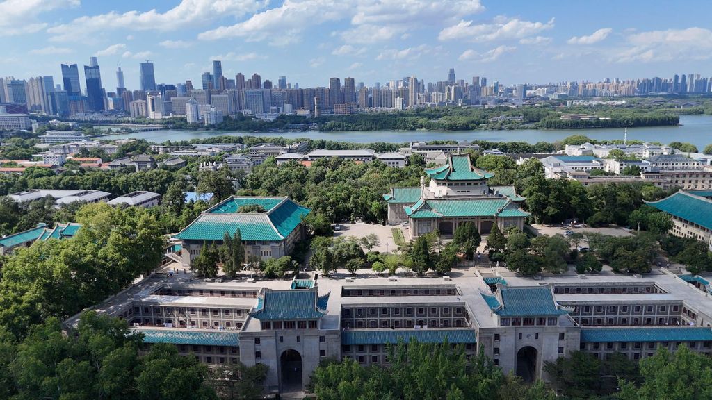 Geführter Spaziergang durch die Universität Wuhan – Abholung vom Flughafen