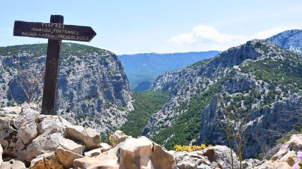 Von Oliena: Trekking im Dorf Tiscali mit Verkostung