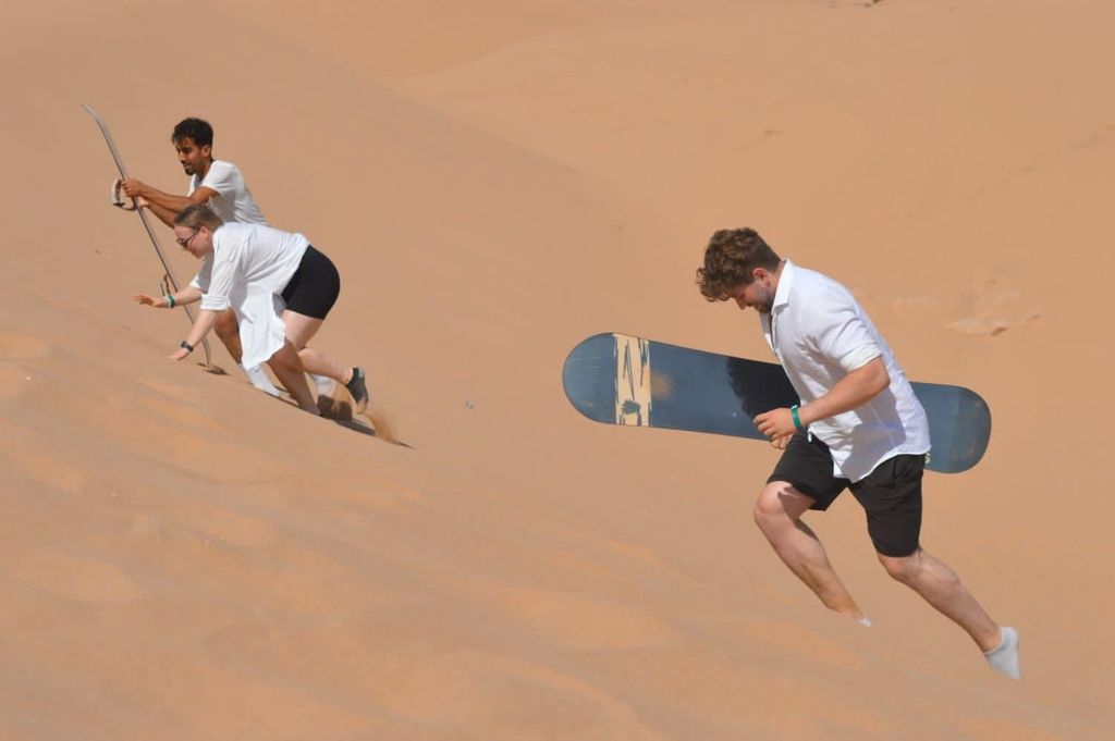 Agadir/Taghazout: Sandboarding & Kamelritt bei Sonnenuntergang mit Barbecue