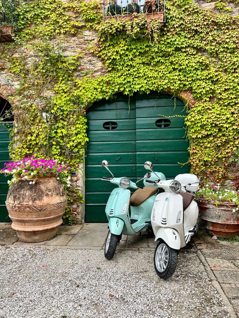 Erkunde die sanften Hügel von Lucca auf einer Vespa 125 Primavera