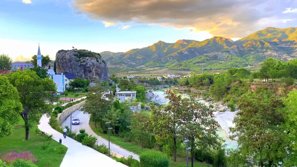 RED LINE: VIP-Tagestour mit SUV: Vlora-Gjirokastra-Përmet