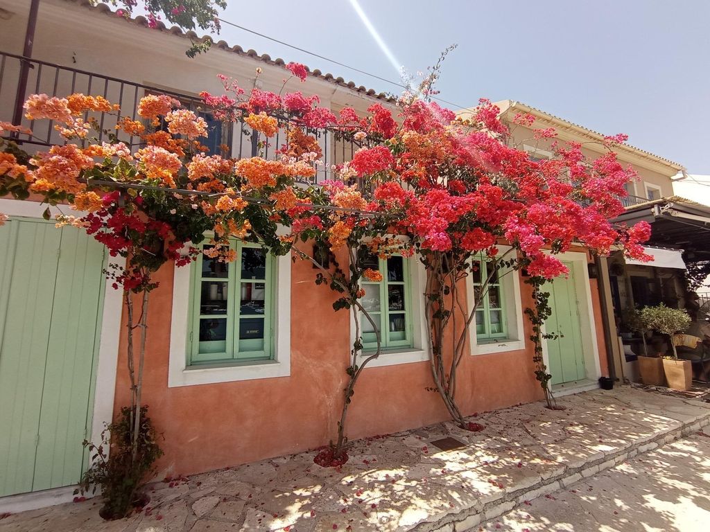 Von Nydri: Boot nach Kefalonia und Ithaki mit Badestopps