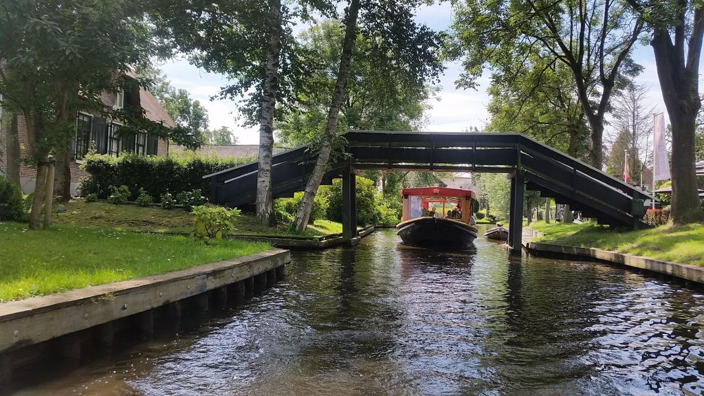 Giethoorn: Grachtenfahrt durch das Dorf und den See