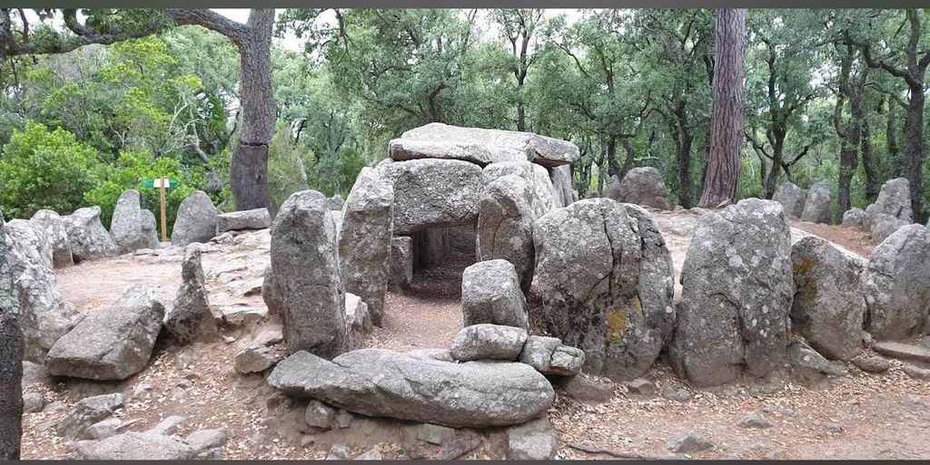 Costa Brava: Waldspaziergang in Romanyà de la Selva mit Dolmen