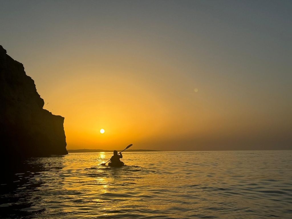Benagil: Kajaktour bei Sonnenaufgang Benagil-Höhlen und geheime Orte