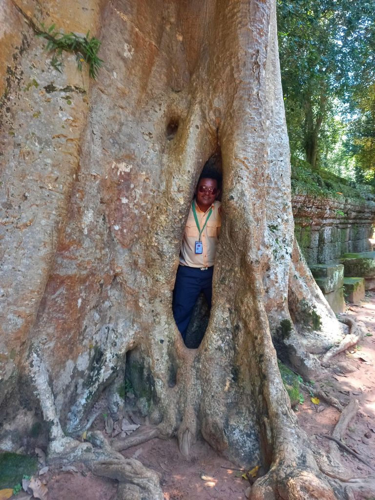 Sonnenaufgang in Angkor Wat, Erkundung weiterer Tempel mit spanischsprachigem Reiseführer.