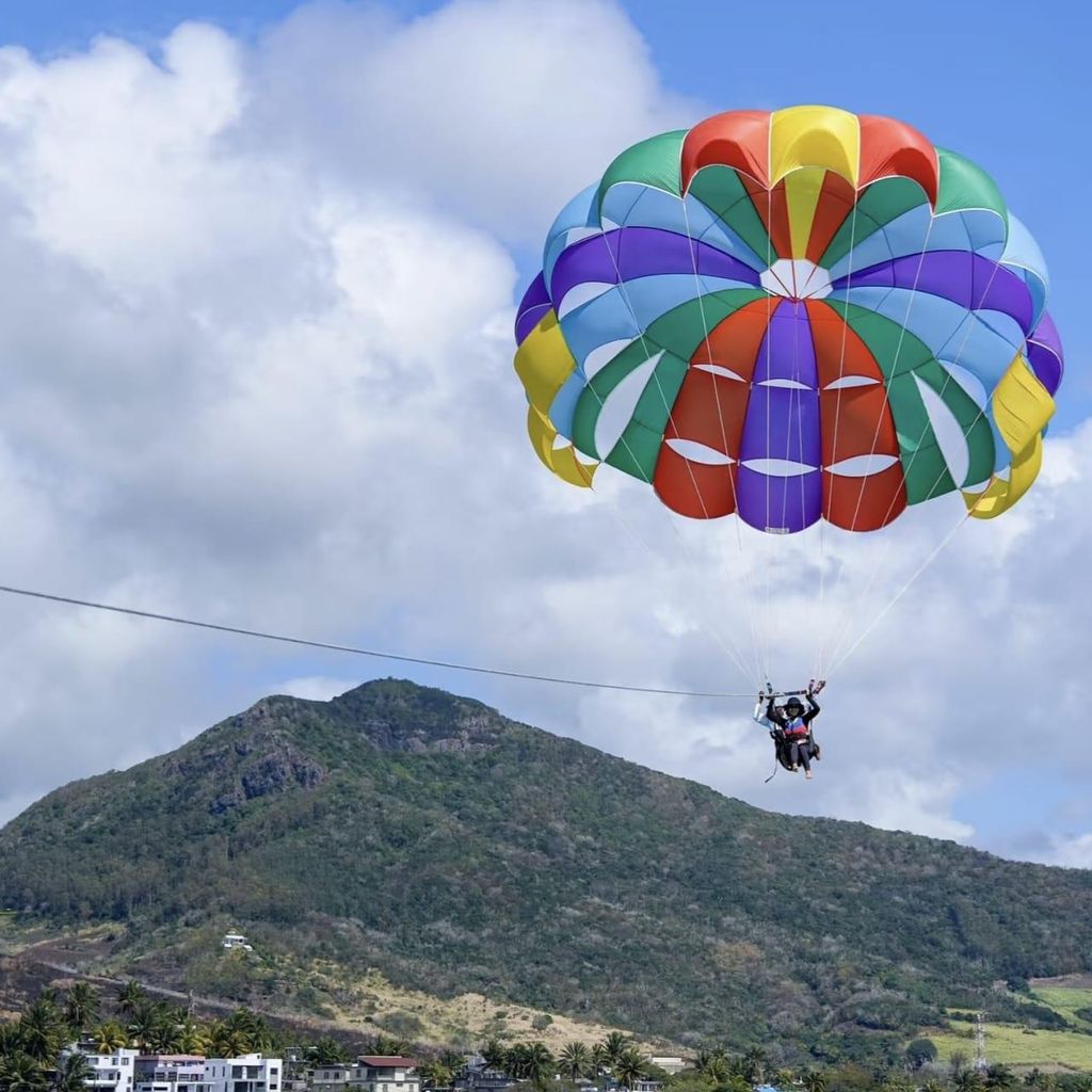 Île aux Cerfs: Katamaran mit Barbecue & Wassersportspaß