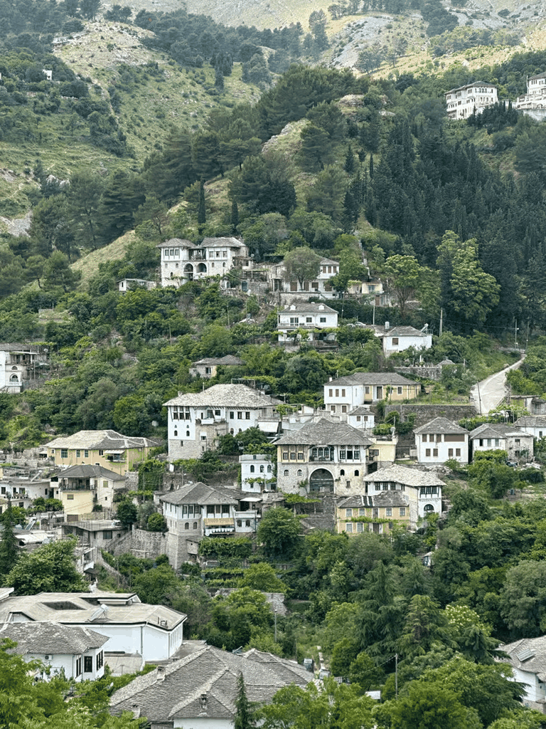 Tagestour ab Saranda/Ksamil: Gjirokaster + Blue Eye & Lekursi
