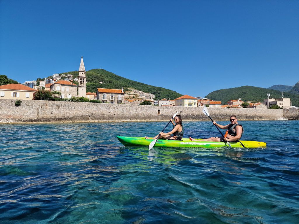 Budva: Kleingruppentour mit dem Kajak zu den Höhlen der Insel Sv.Nikola