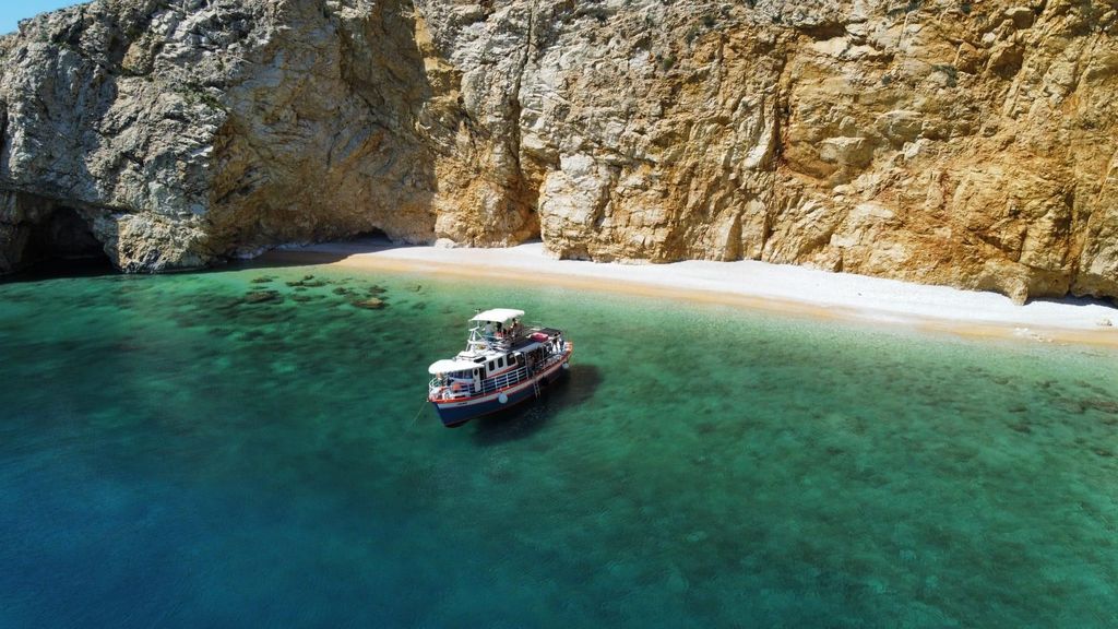 Krk: Goldener Strand und Blaue Grotte mit Willkommensdrink