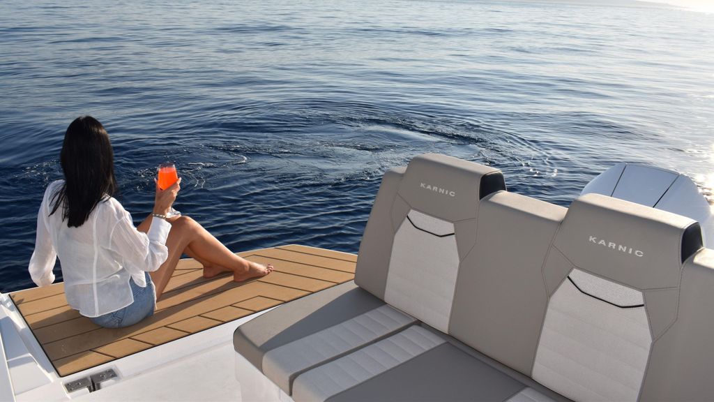 Blaue Lagune: Karnic CS10 Privatyacht mit Obst