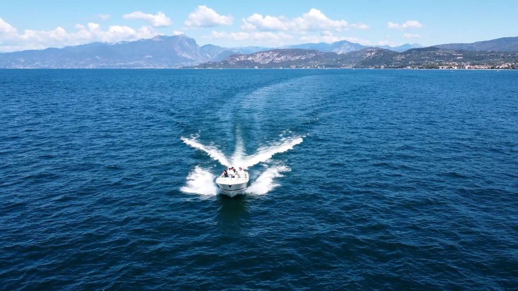 Von Lazise aus: Private Kreuzfahrt auf dem Gardasee mit Weinverkostung