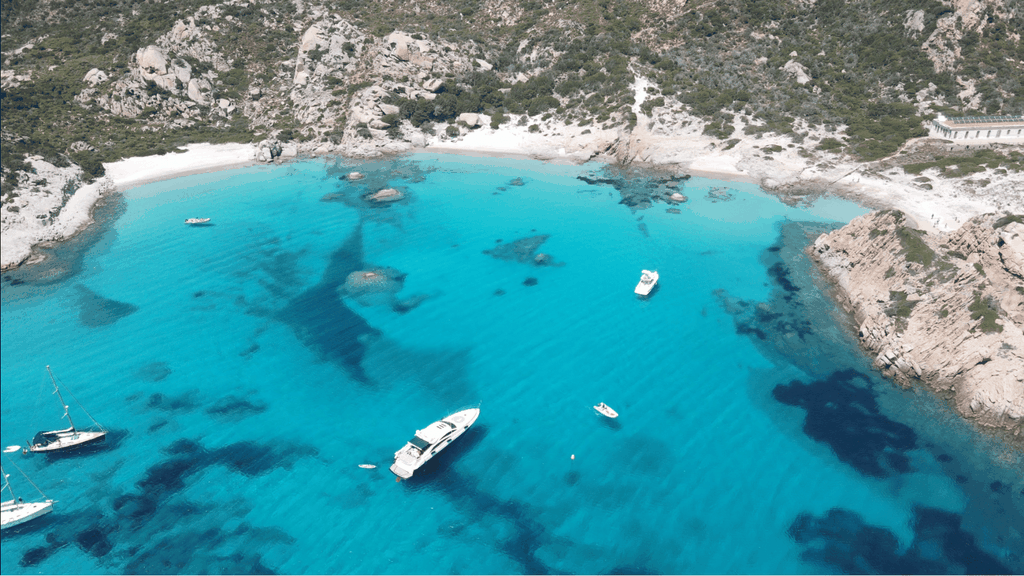 Ab Santa Teresa Gallura: Ganztägige Bootstour auf La Maddalena