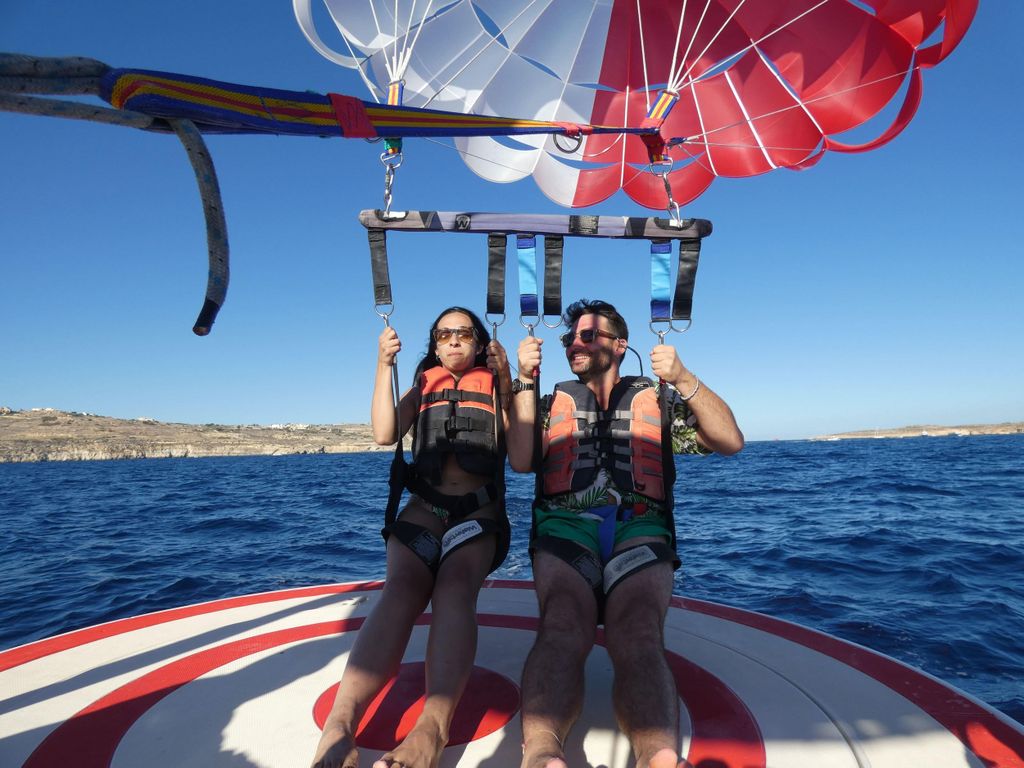 Comino: Parasailing-Erlebnis in der Blauen Lagune