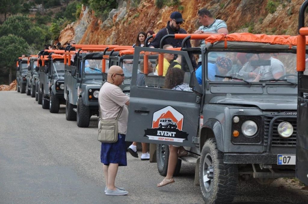 Von Alanya aus: Jeep Safari Tour mit Mittagessen am Dim River