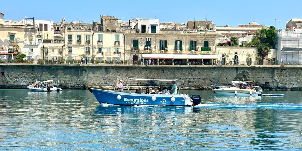 Syrakus: Bootstour zur Insel Ortigia und zur Meereshöhle mit Prosecco
