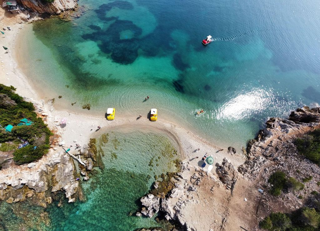 Ksamil: Schnellboot-Tour zu den Zwillingsinseln mit Gruppe und Halt