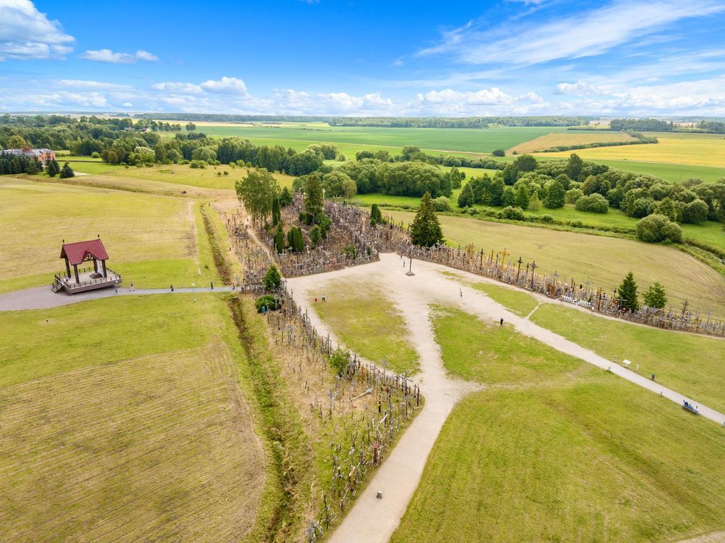 5,5-stündige gemeinsame Tour zum Berg der Kreuze von Riga aus