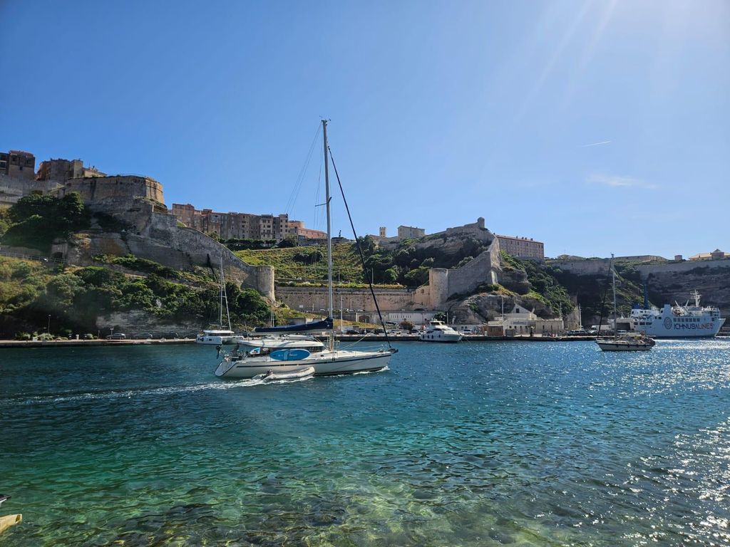 Bonifacio mit dem Segelboot 7 Std.: Luxus, Entspannung und herrliche Landschaften