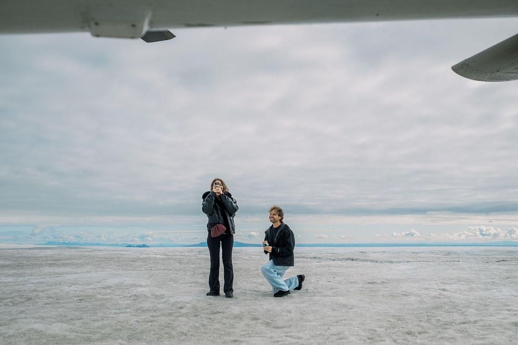 Heiratsantrag auf einem Gletscher