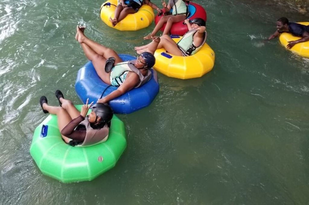 Falmouth: Dunn's River Falls & River Tubing mit Mittagessen