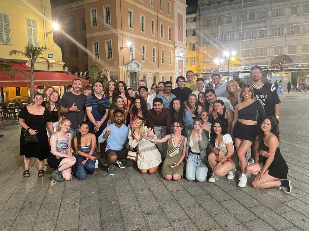 Internationale Kneipentour durch Lille mit kostenlosen Shots und lustigen Spielen