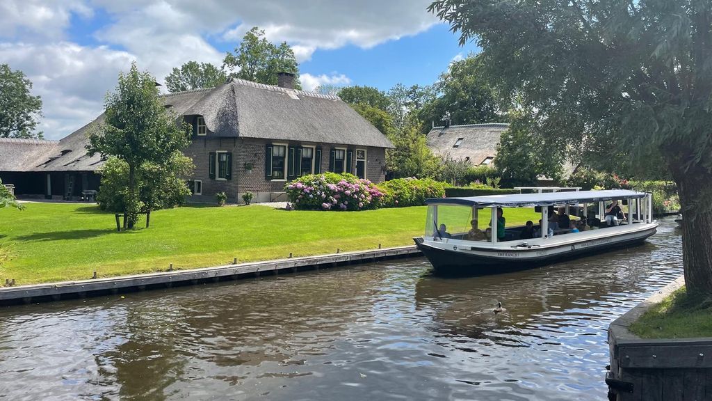 Giethoorn: 1-stündige Grachtenfahrt im Dorf mit Kaffee/Tee