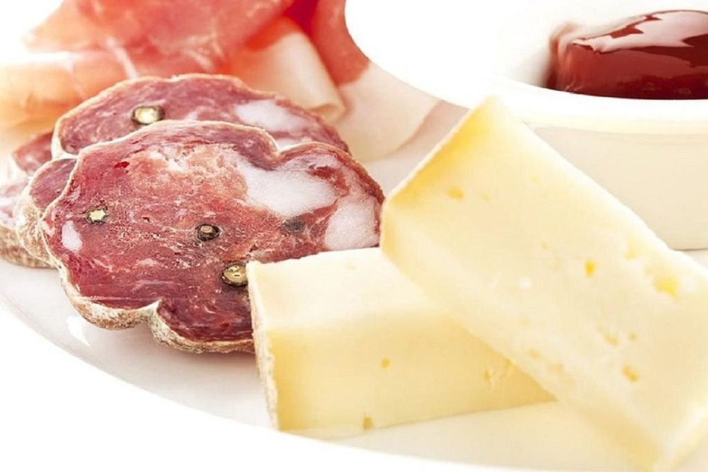 Alba: Geschichtsrundgang und Lebensmittelverkostung mit einem Einheimischen