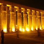 Luxor-Tempel bei nächtlicher Beleuchtung