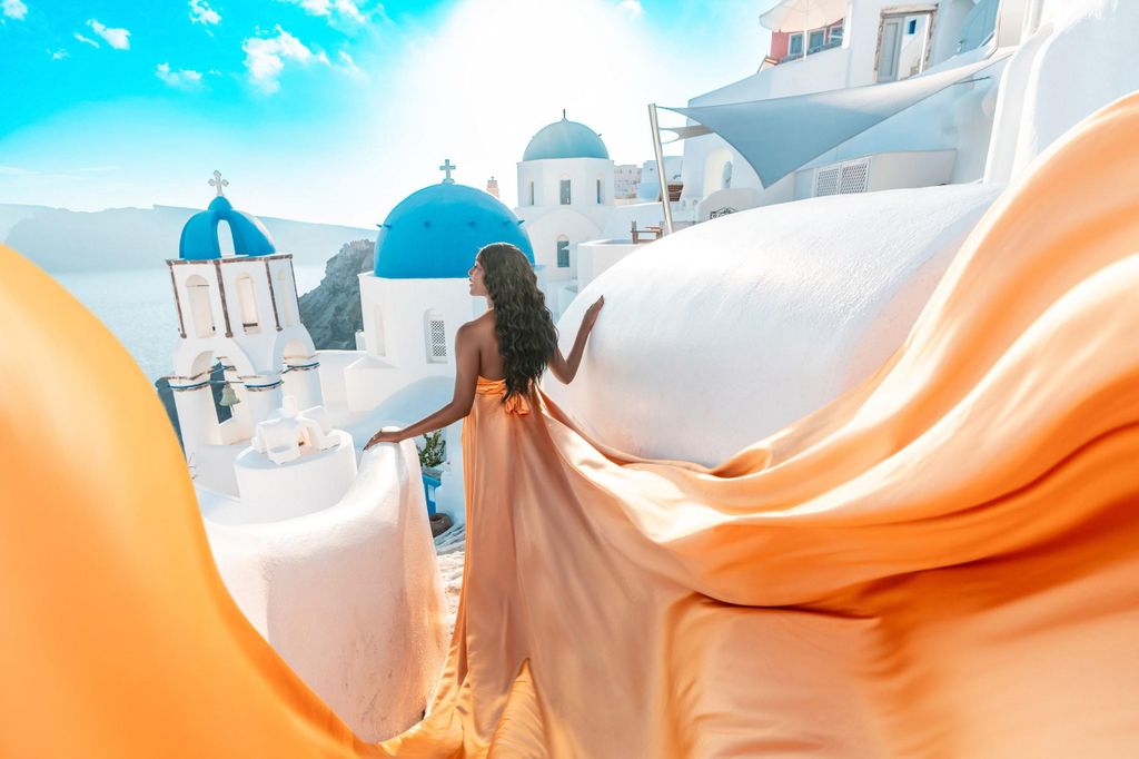 Santorini: Oia Flying Dress Fotoshooting von SokoLOVE